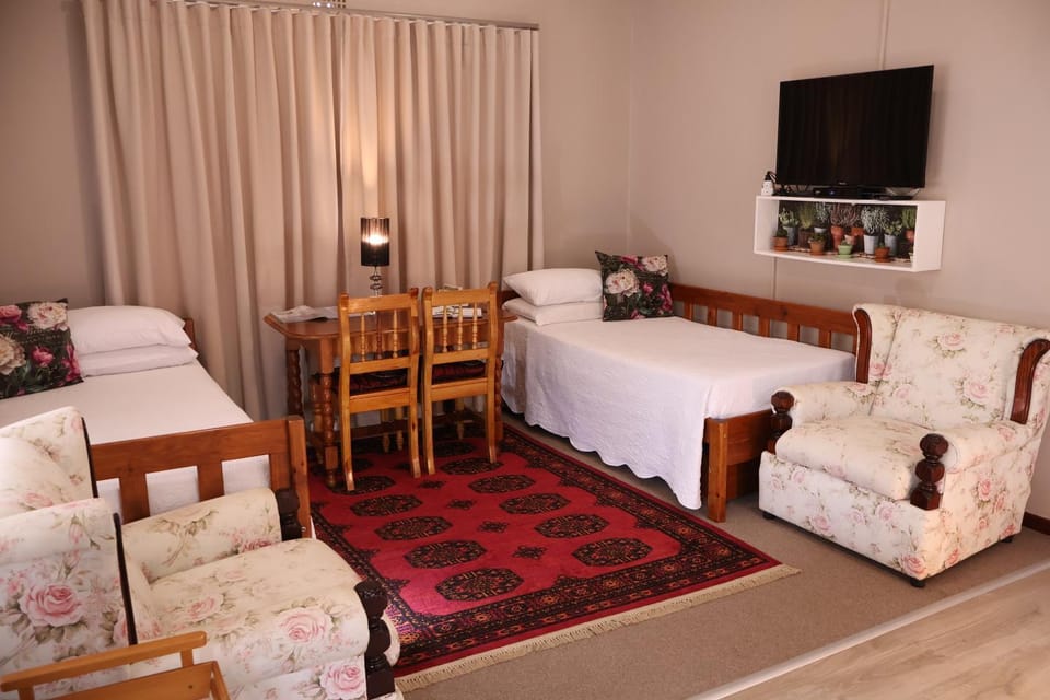 Communal lounge/ TV room, TV and multimedia, Photo of the whole room, Seating area