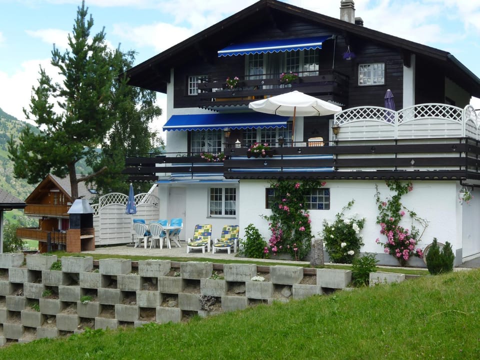 Property building, Facade/entrance, Summer, Garden