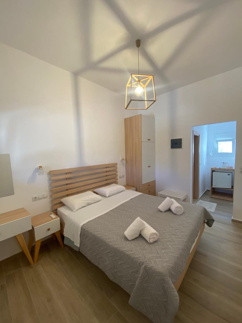 Bed, Photo of the whole room, Bedroom, towels