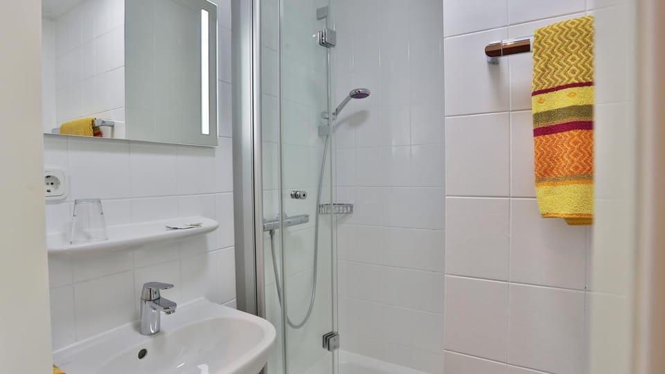 Shower, Bathroom, towels