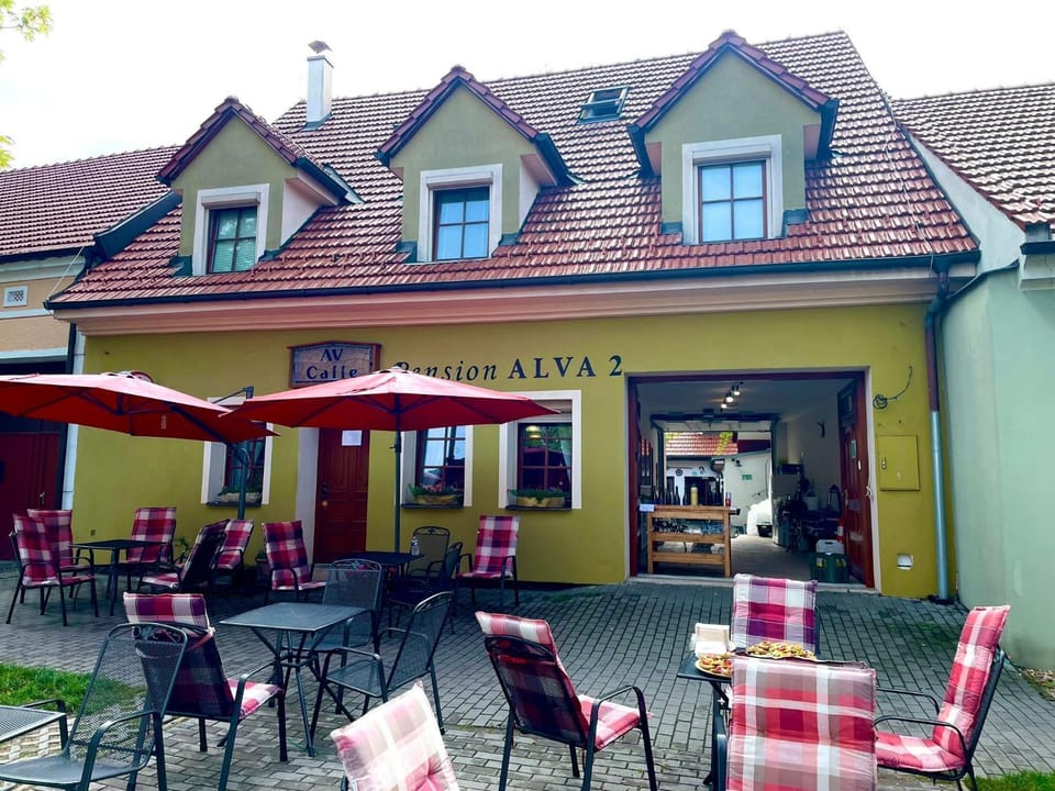 Property building, Seating area, Breakfast