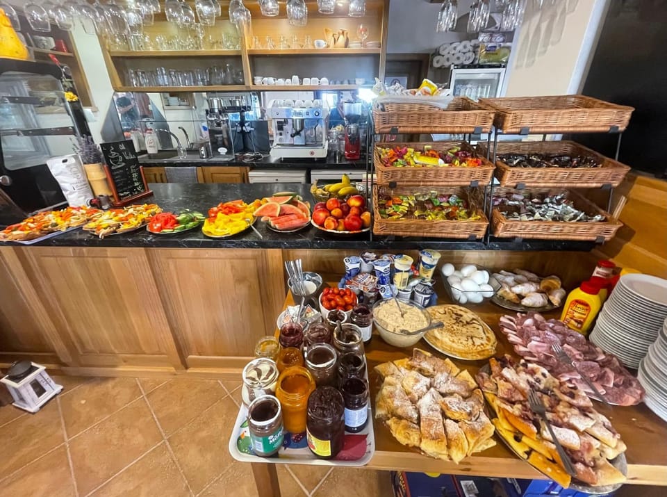 Breakfast, Continental breakfast, Buffet breakfast