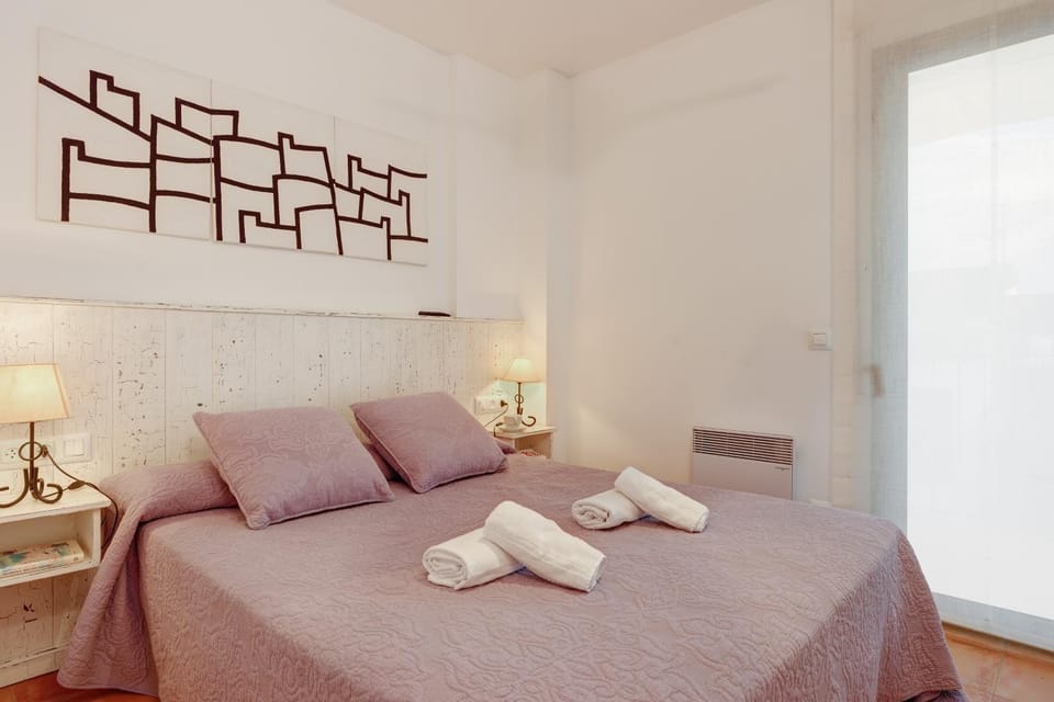 Bed, Day, Winter, On site