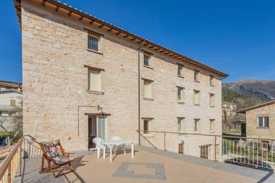 Villa Costanzi - Breezy Terrace On The Cucco Apartment in Umbria