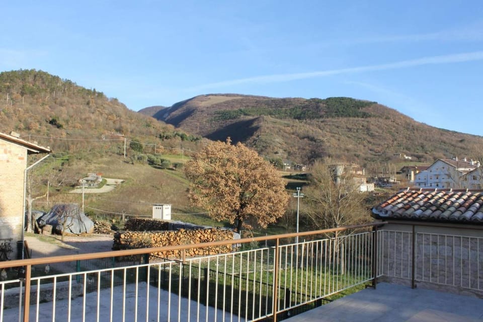Villa Costanzi - Breezy Terrace On The Cucco Apartment in Umbria