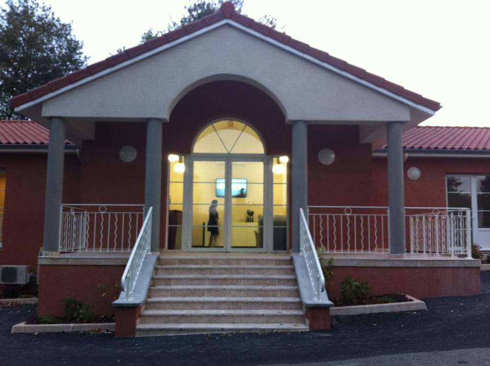 Facade/entrance