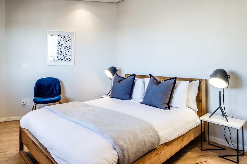 Bed, Seating area, Bedroom