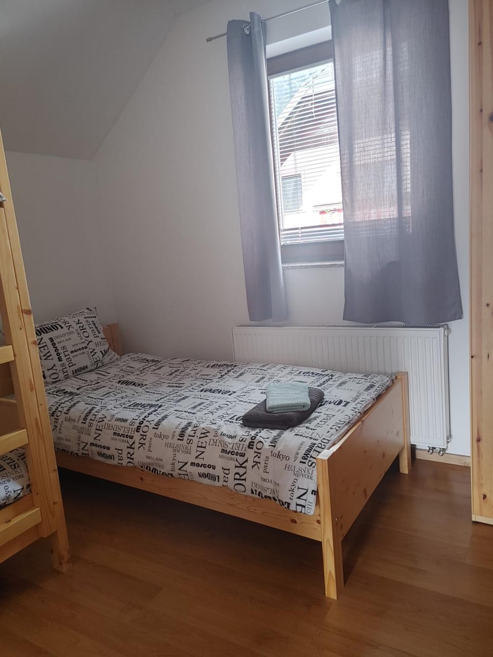 Bed, Bedroom, towels