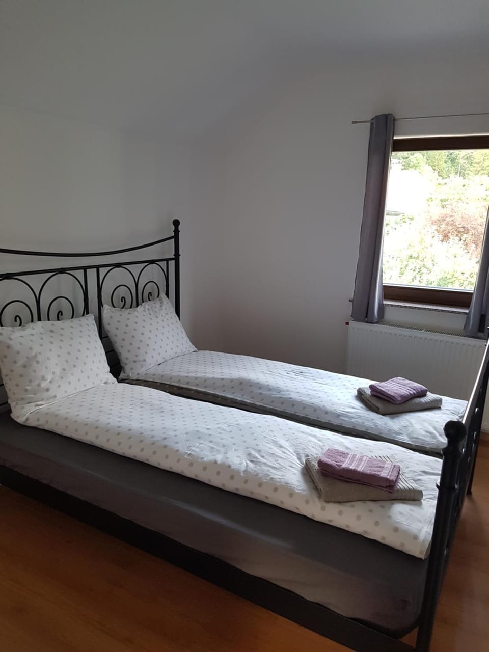 Bed, towels