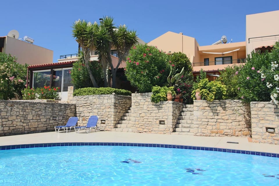 Swimming pool, sunbed