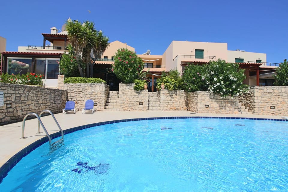 Swimming pool, sunbed