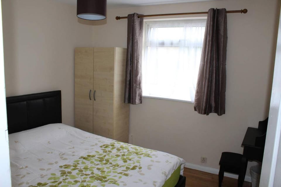 25 Idmiston Road Apartment in London