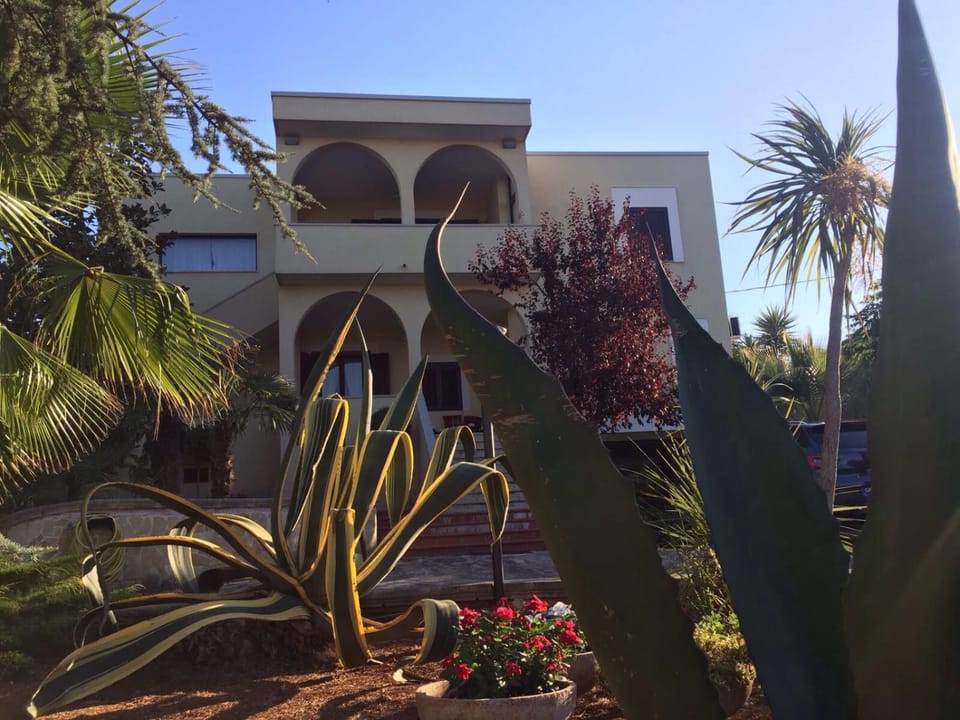 Property building, Facade/entrance, Garden