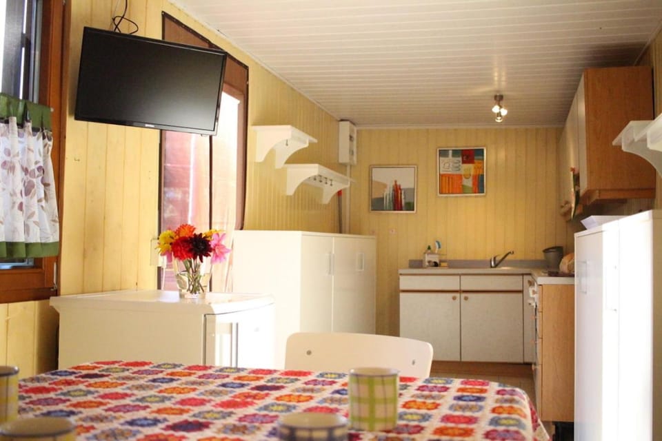 TV and multimedia, Kitchen or kitchenette, Living room, Seating area, Dining area