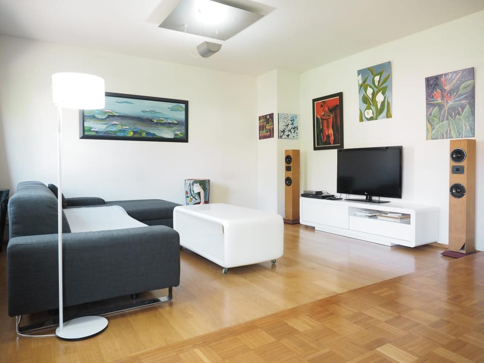 Communal lounge/ TV room, TV and multimedia, Living room, Seating area, Evening entertainment