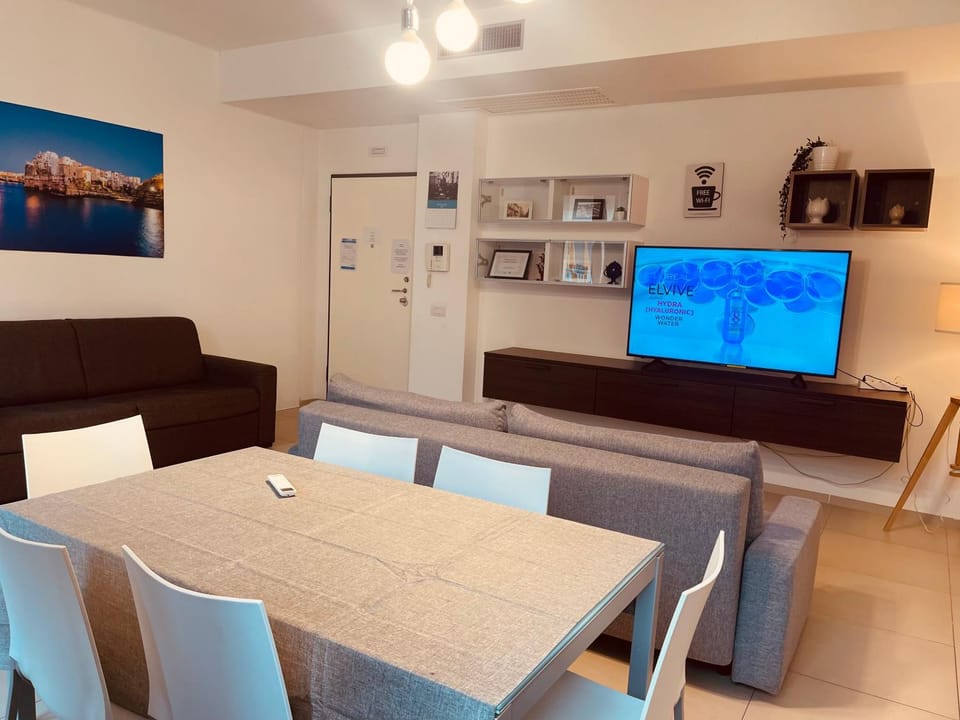 TV and multimedia, Living room, Seating area, Dining area