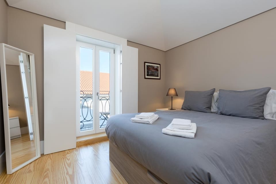 Bed, Balcony/Terrace, Bedroom, City view, Street view, towels