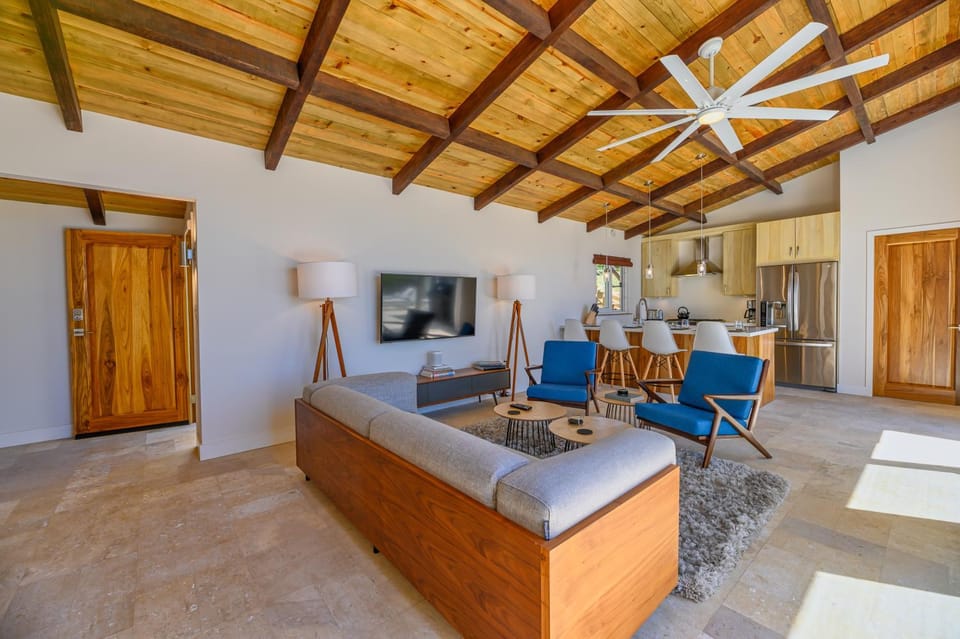 Kitchen or kitchenette, Living room, Seating area