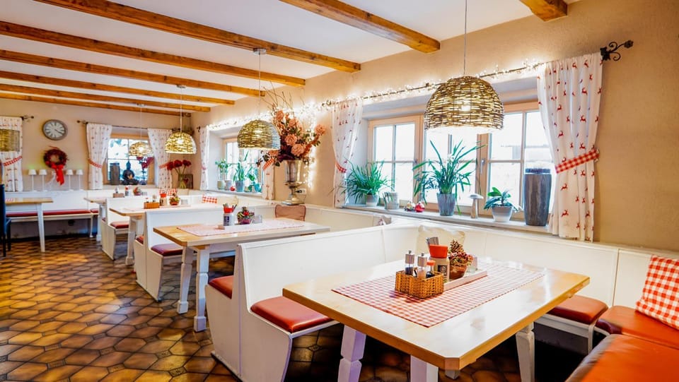 Restaurant/places to eat, Food and drinks, Banquet/Function facilities, Seating area