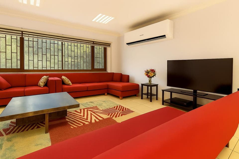 Communal lounge/ TV room, TV and multimedia, Living room, Seating area, air conditioner
