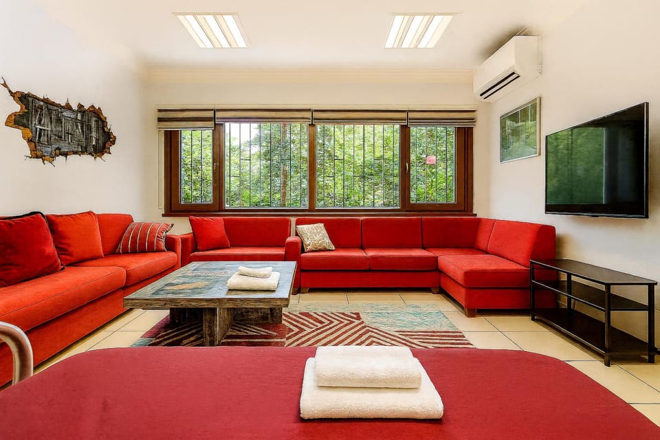 Communal lounge/ TV room, TV and multimedia, Living room, Seating area, Evening entertainment, air conditioner