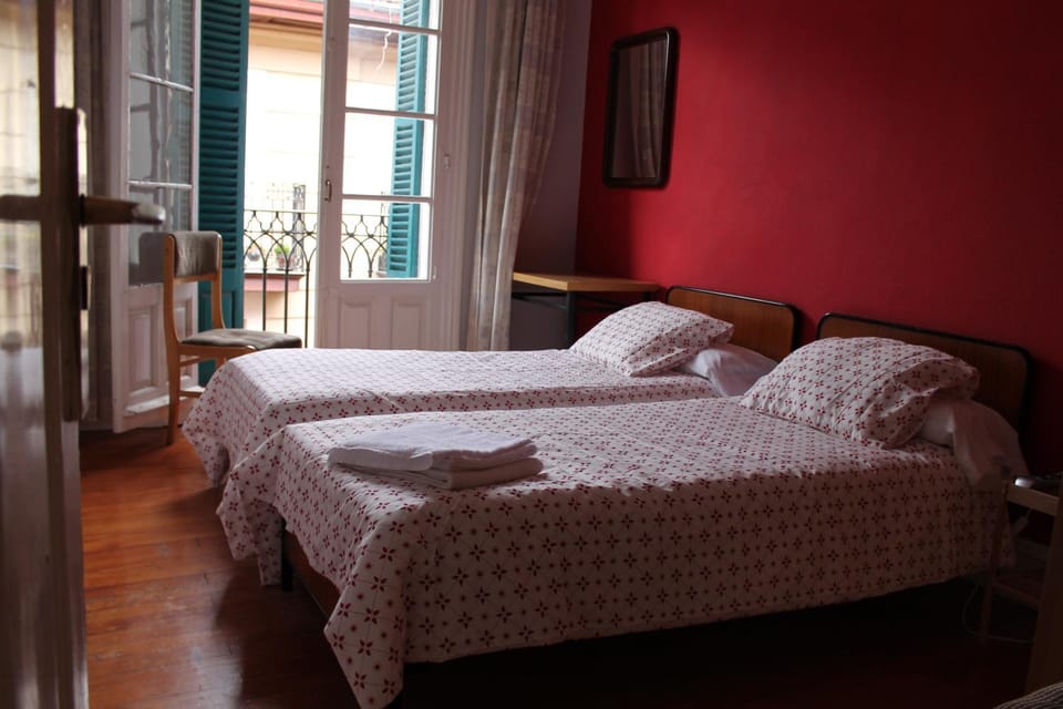 Bed, Balcony/Terrace, Photo of the whole room, Decorative detail, Bedroom, internet