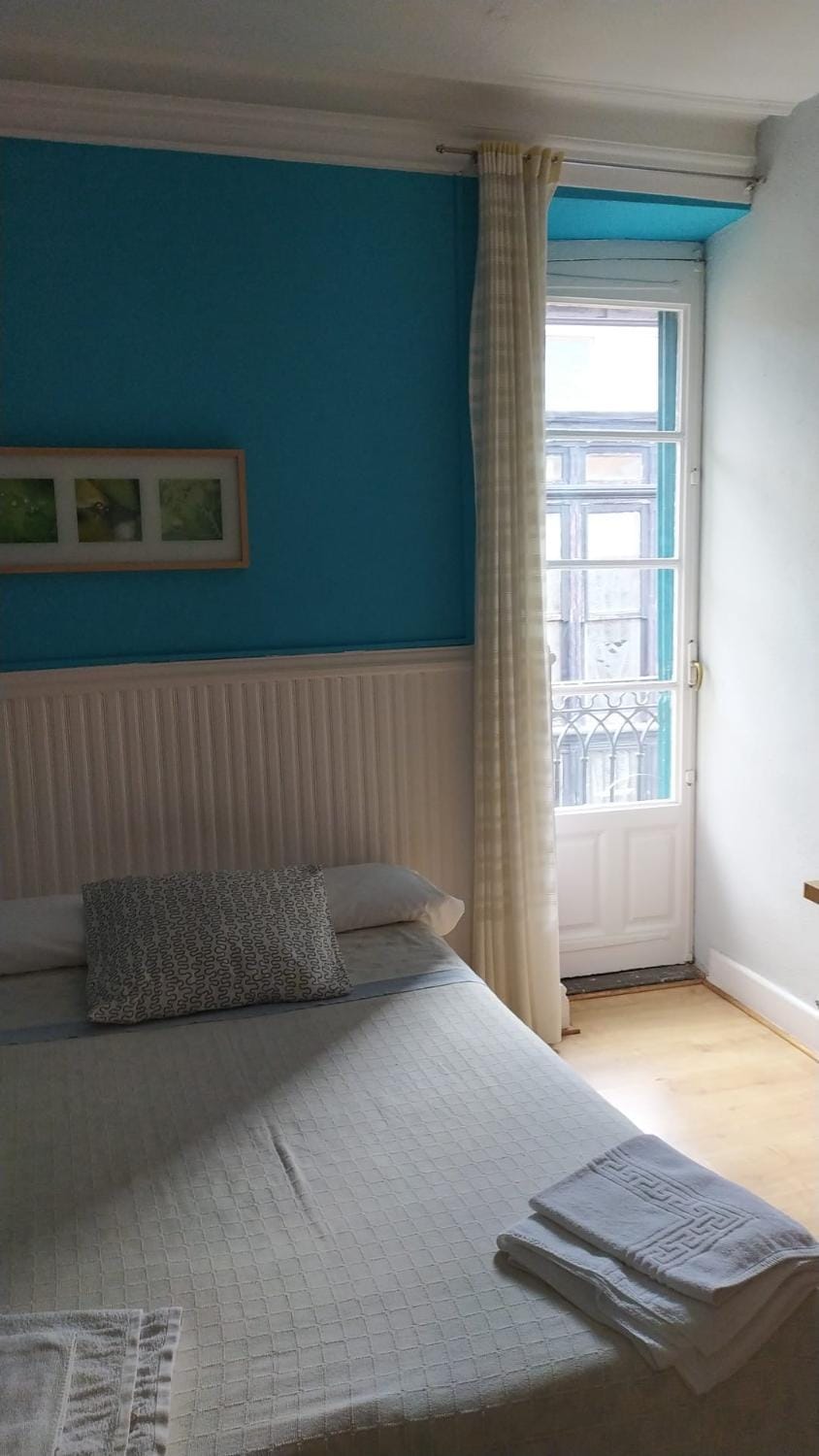 Bed, Balcony/Terrace, Photo of the whole room, Decorative detail, Bedroom, internet