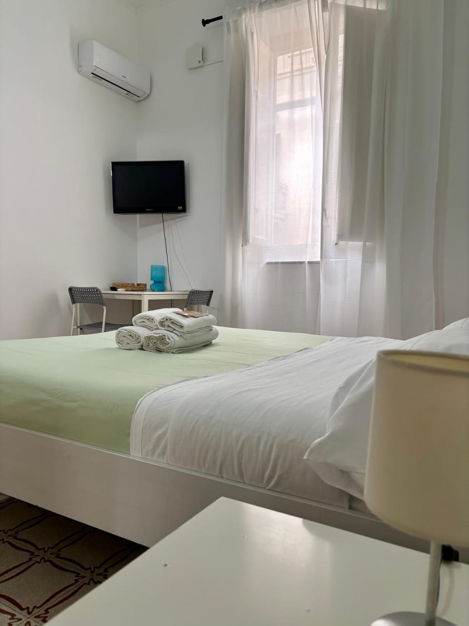Bed, TV and multimedia, Photo of the whole room