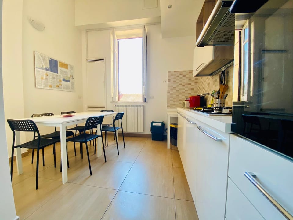 Kitchen or kitchenette, Dining area, Communal kitchen