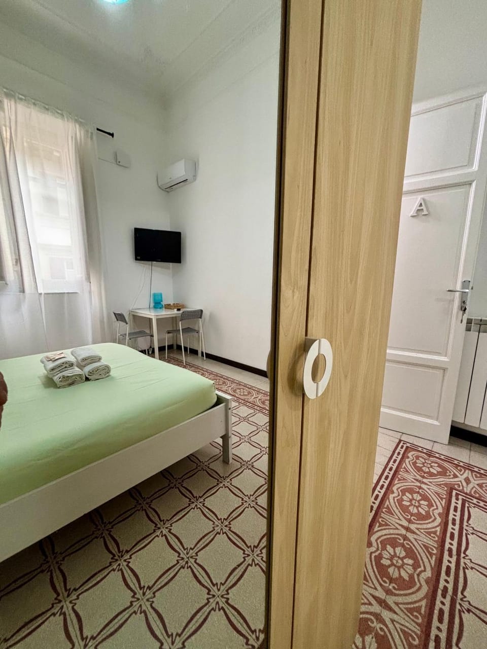 Bed, TV and multimedia, Photo of the whole room