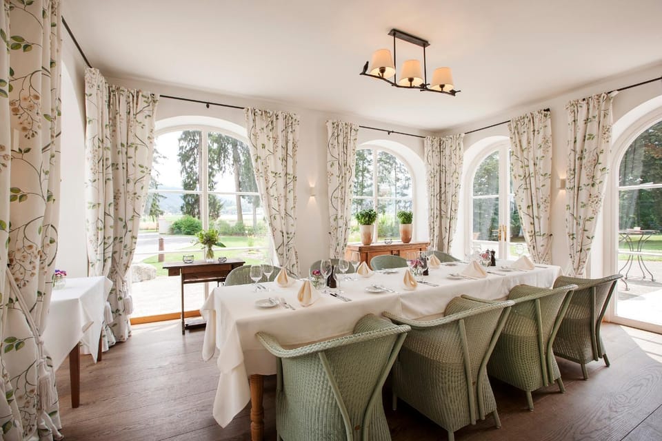 Restaurant/places to eat, Banquet/Function facilities, Area and facilities