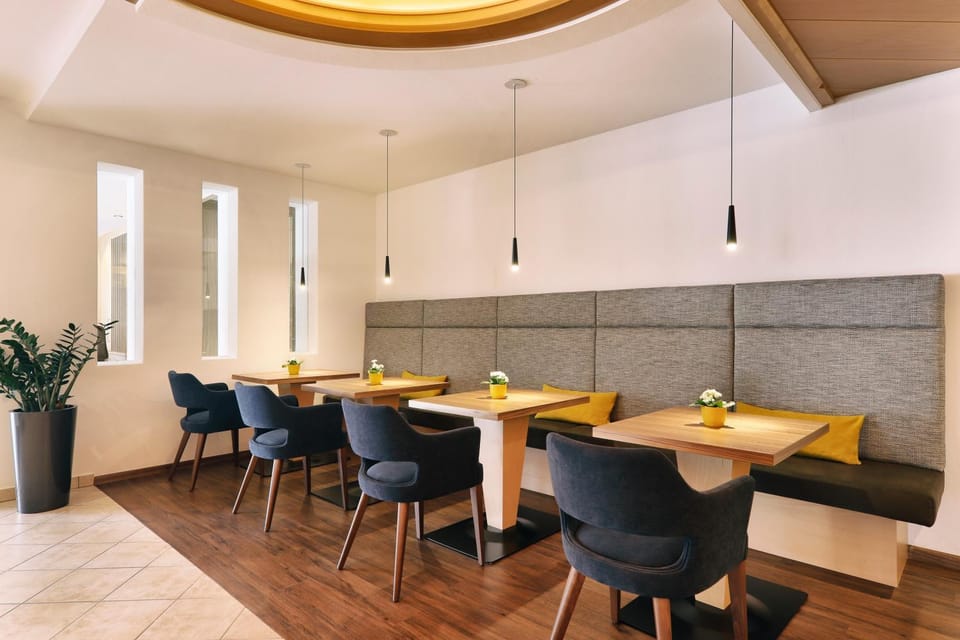Restaurant/places to eat, Lounge or bar, Decorative detail, Drinks, Alcoholic drinks, Non alcoholic drinks