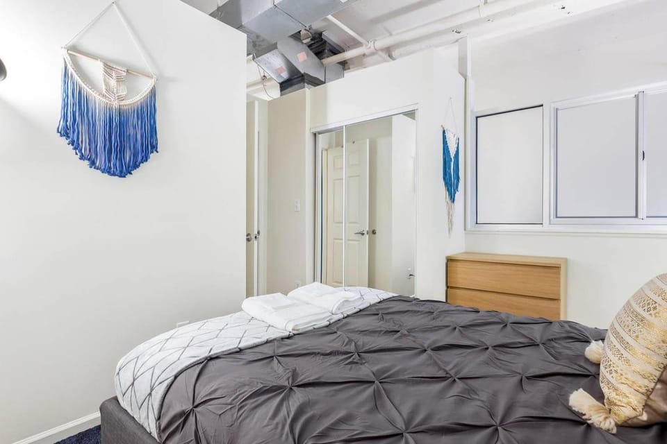 Trifecta 2BR Free Parking Modern Superhost Apartment in Durham