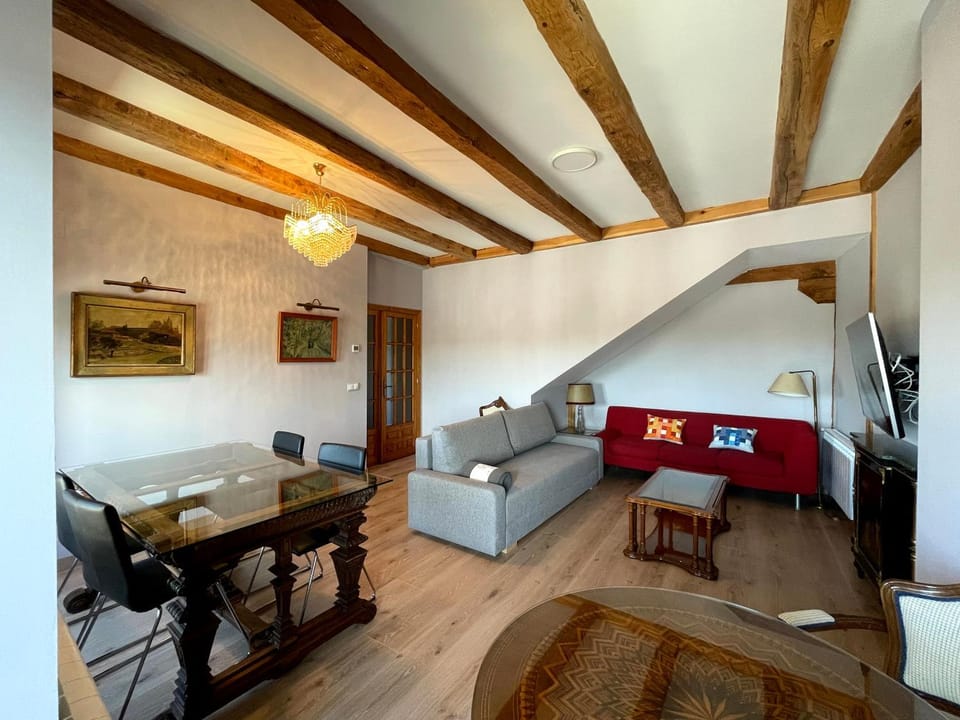 TV and multimedia, Living room, Seating area, Dining area