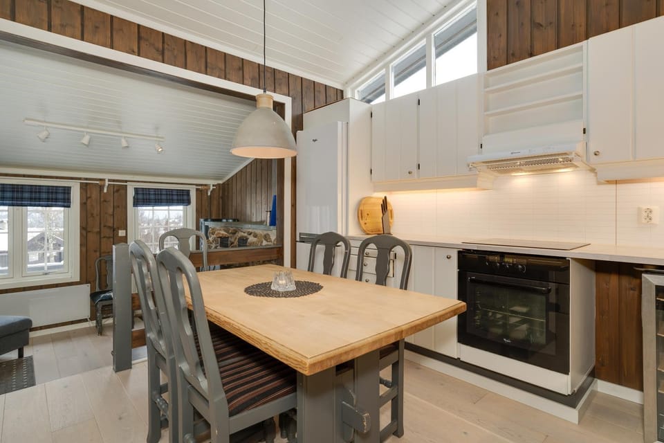 Dining area, kitchen