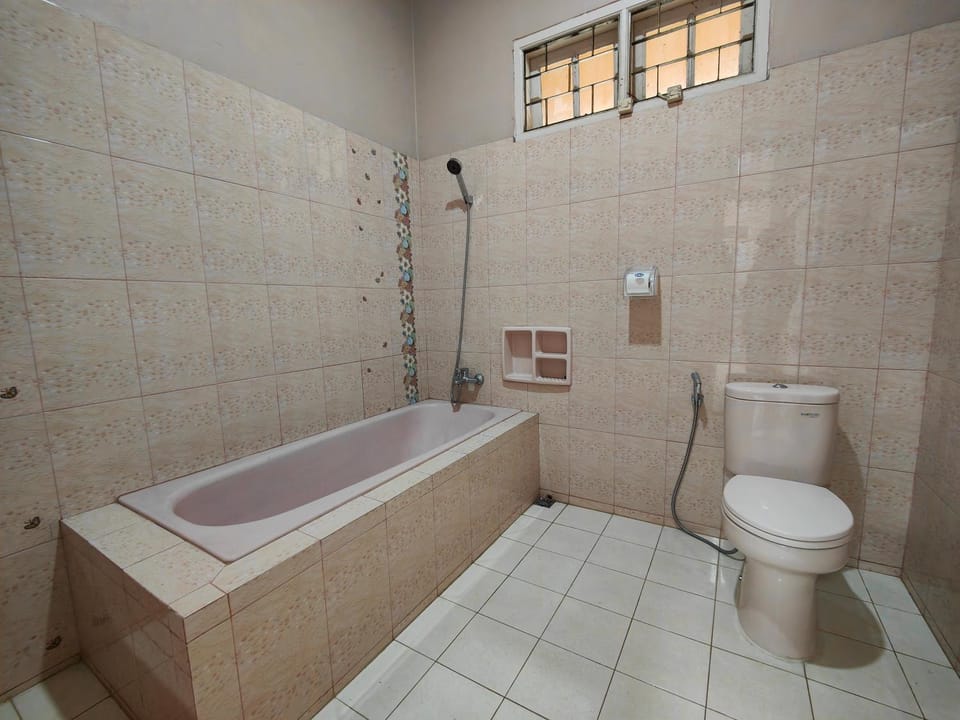 Shower, Toilet, Bathroom, Bath
