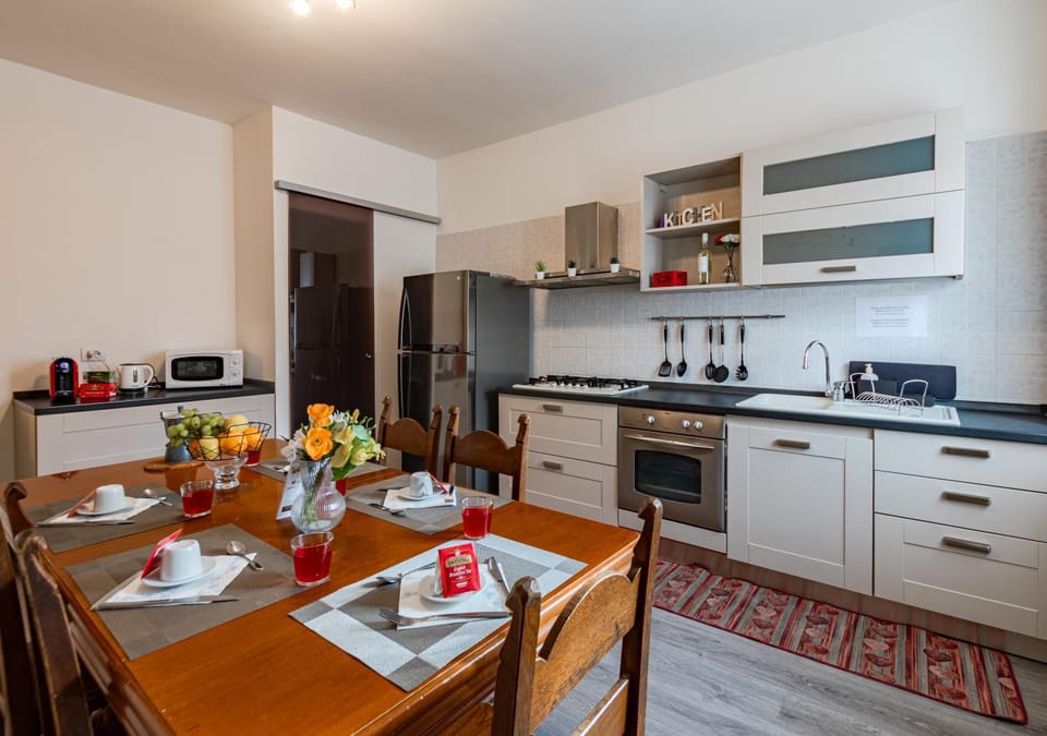 Coffee/tea facilities, Kitchen or kitchenette, Dining area, oven, pet friendly, stove