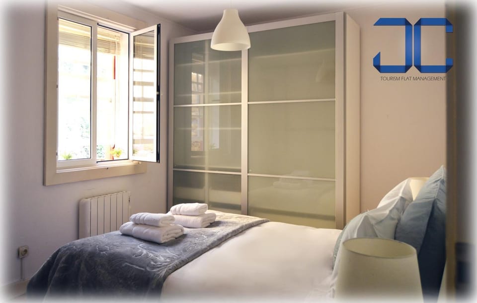 Bed, Photo of the whole room, Bedroom, internet, towels