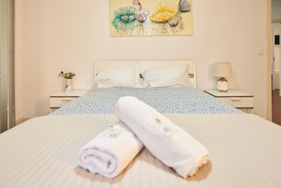 Bed, Photo of the whole room, Bedroom, towels
