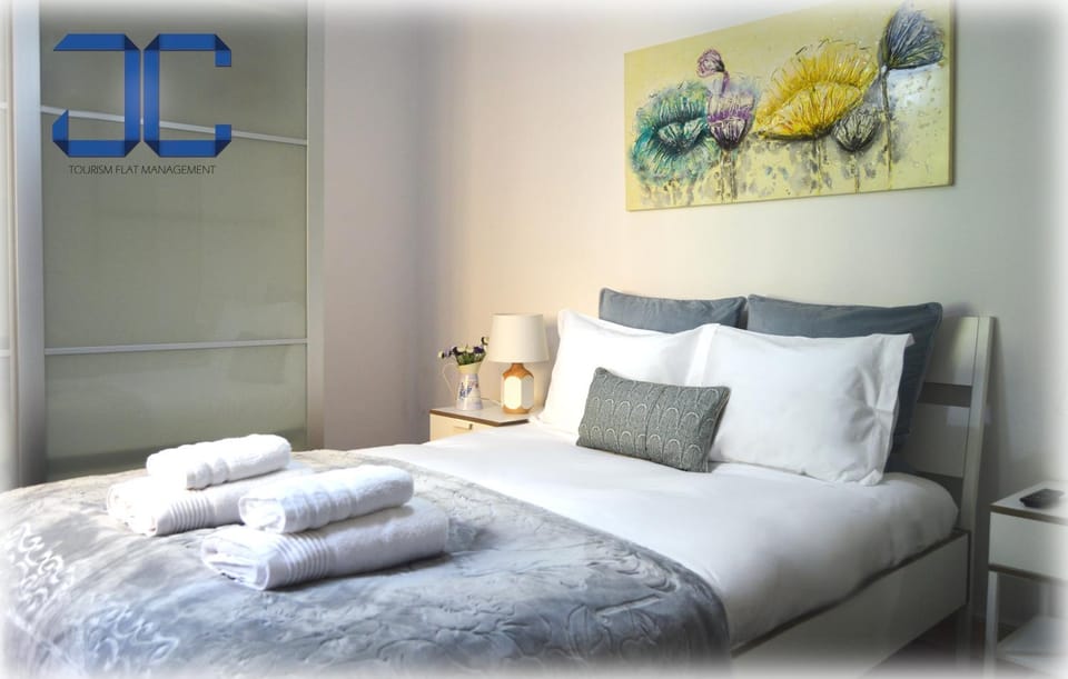 Bed, Photo of the whole room, Bedroom, towels