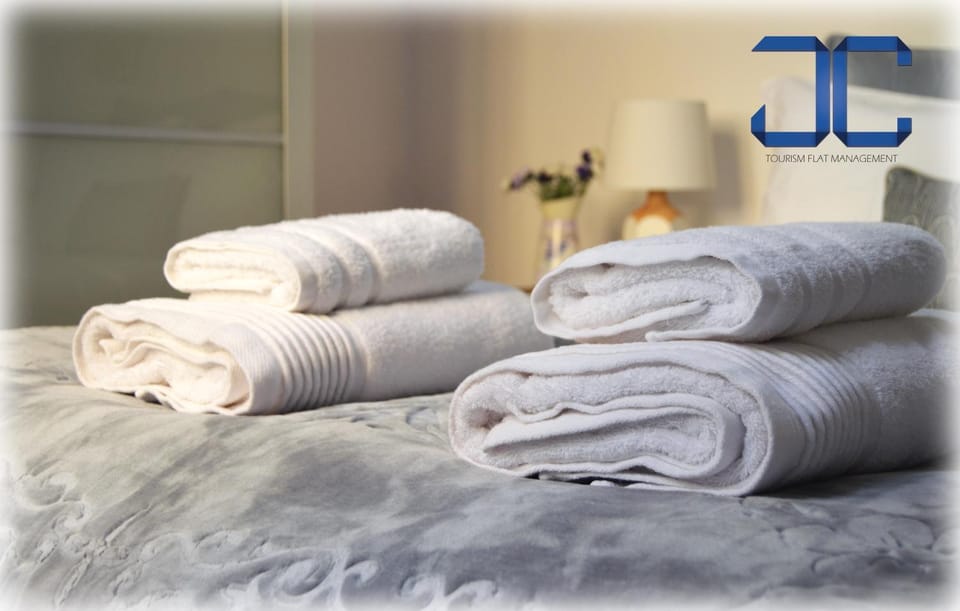 Bed, Bedroom, towels