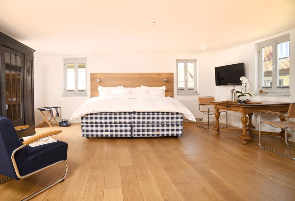 Bed, Spa and wellness centre/facilities, Decorative detail, Seating area, Bedroom