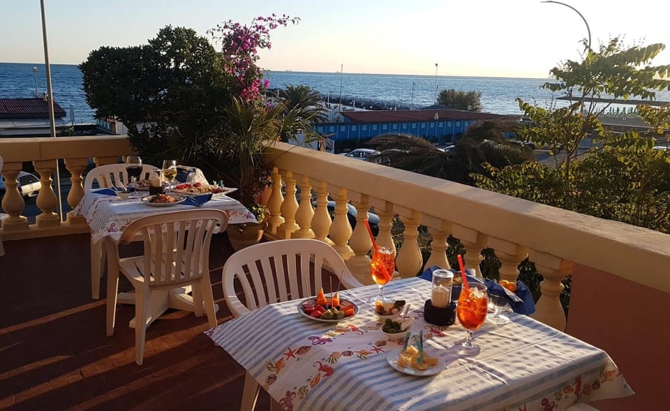 Balcony/Terrace, Food and drinks, Sea view, Drinks