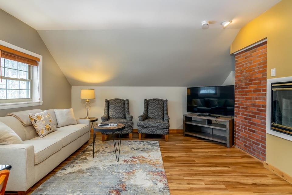 Communal lounge/ TV room, TV and multimedia, Kitchen or kitchenette, Living room, Seating area, flat iron
