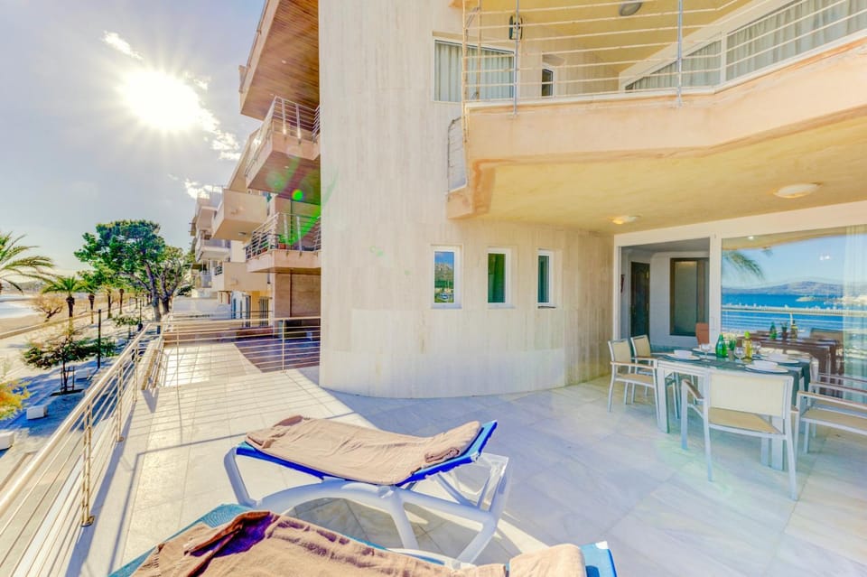 Facade/entrance, Balcony/Terrace, Sea view, sunbed