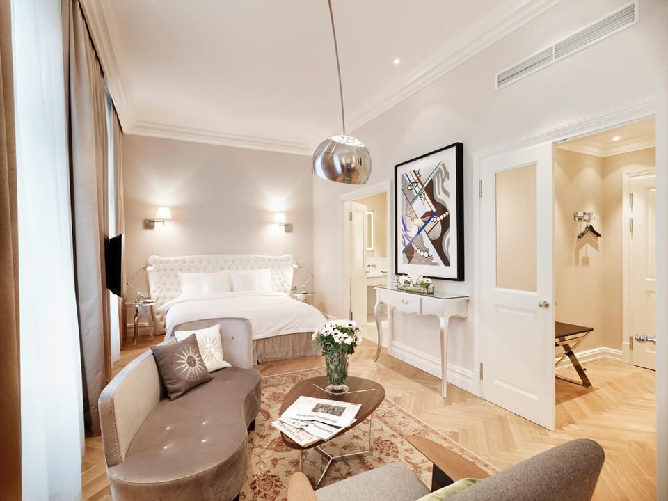 Photo of the whole room, Seating area