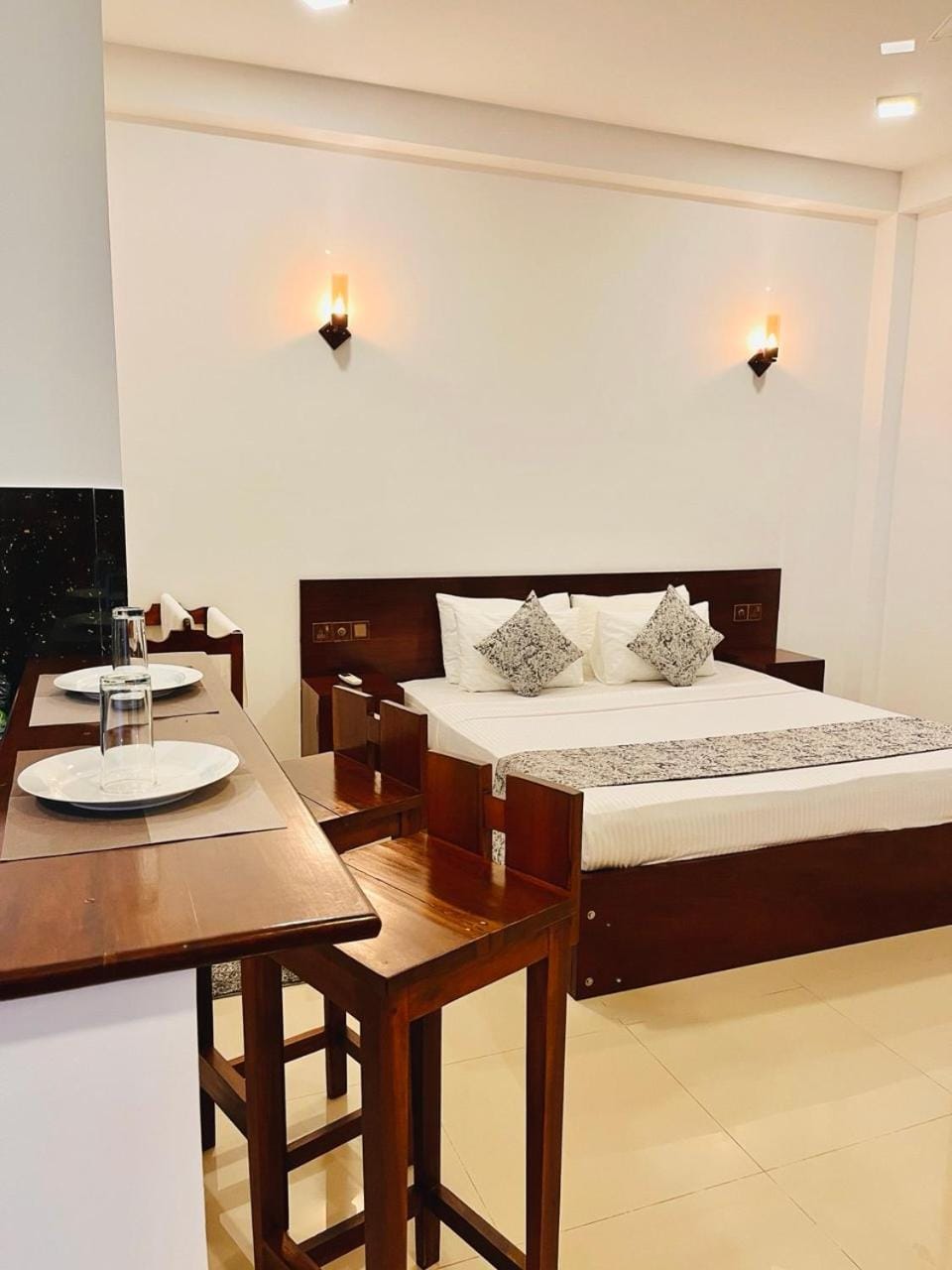 Bed, Dining area, Bedroom