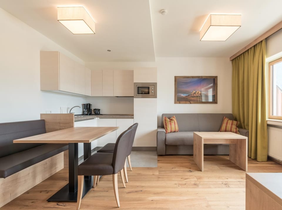 Kitchen or kitchenette, Living room, Seating area, Dining area