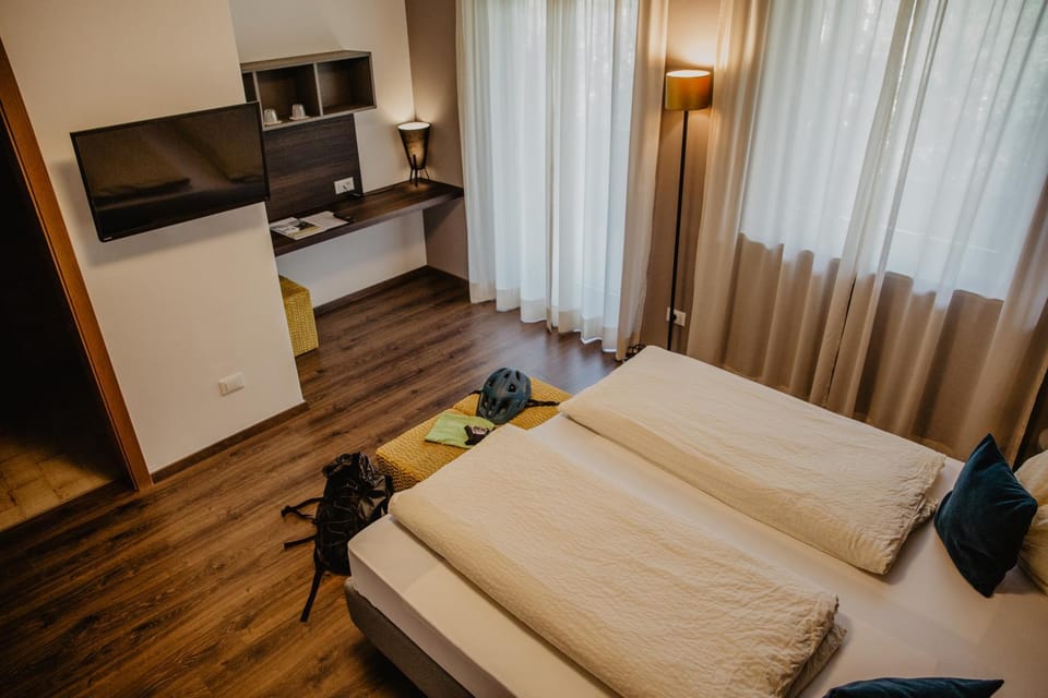 Communal lounge/ TV room, Bed, TV and multimedia, Photo of the whole room, Bedroom