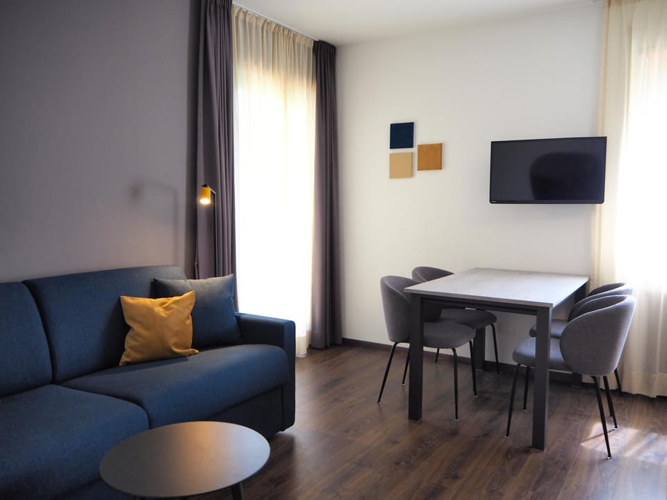 Bed, TV and multimedia, Living room, Decorative detail, Seating area, Dining area